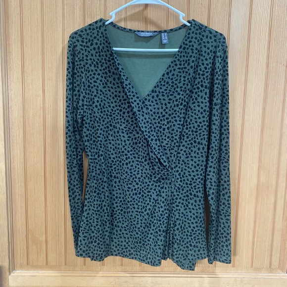 Lisa Rinna Collection Green Leopard Print Top - Picture 2 of 9